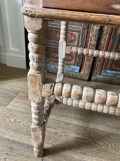 Table in natural wood, legs and struts with...
