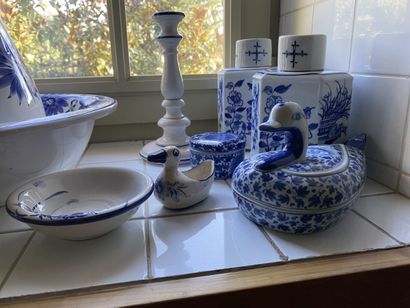 Lot of porcelain or earthenware with decoration...