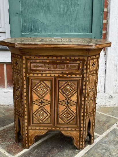 Lot: 
Octagonal bedside table, veneer and...