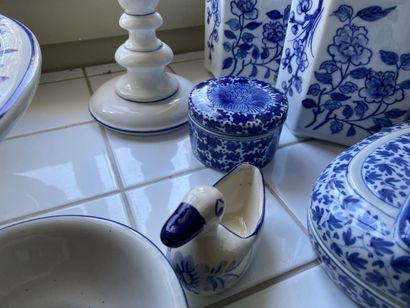 Lot of porcelain or earthenware with decoration...