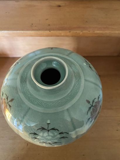 Lot of celadon cracked porcelain including:...