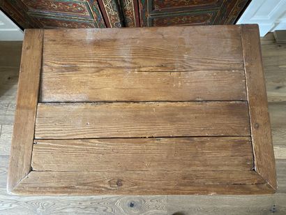 Table in natural wood, legs and struts with...