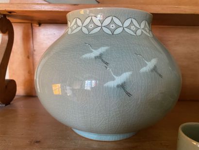 Lot of celadon porcelain cracked with decoration...