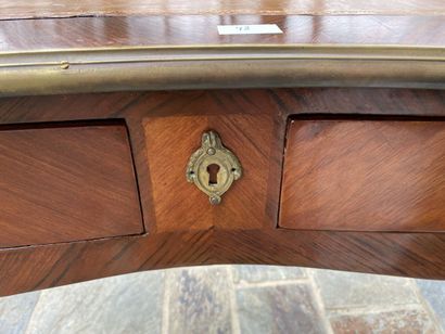 Flat desk in veneer, slightly curved, opens...