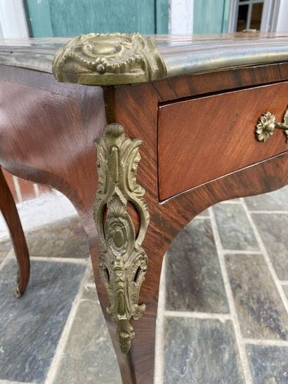 Flat desk in veneer, slightly curved, opens...