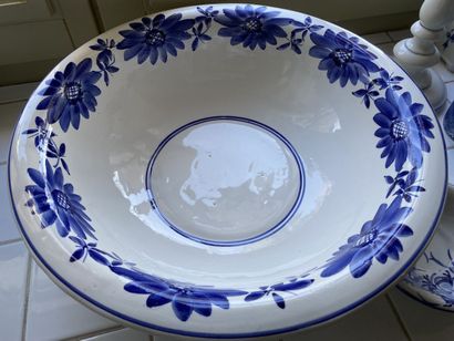 Lot of porcelain or earthenware with decoration...