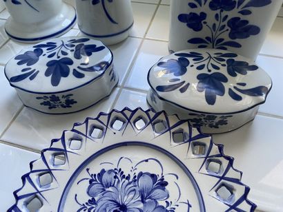Lot of porcelain with decoration in blue...
