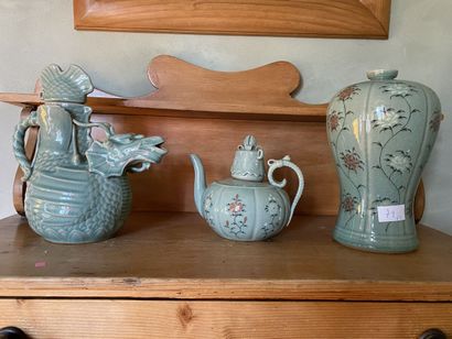 Lot of celadon cracked porcelain including:...