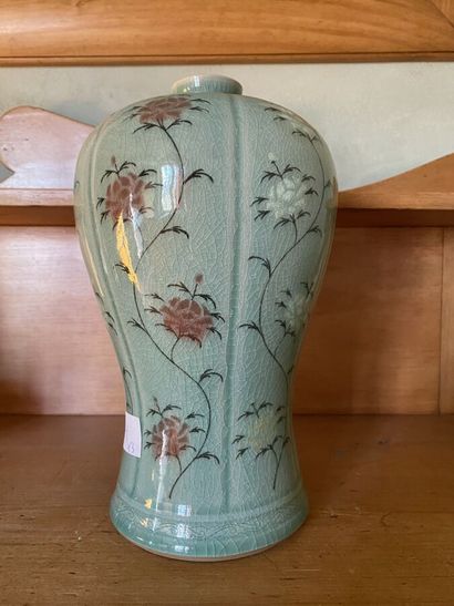Lot of celadon cracked porcelain including:...