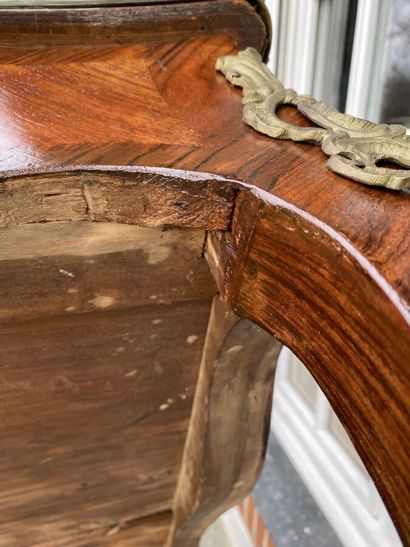 Flat desk in veneer, slightly curved, opens...