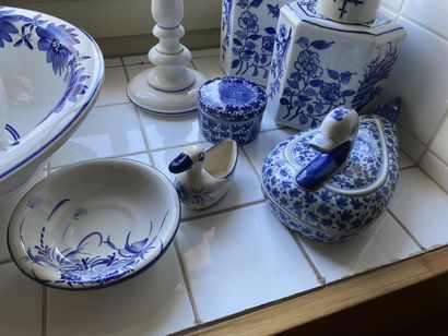 Lot of porcelain or earthenware with decoration...
