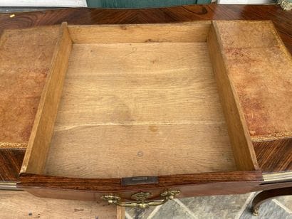 Flat desk in veneer, slightly curved, opens...
