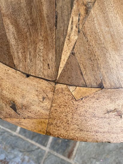 Tripod pedestal table in natural wood. Plateau...