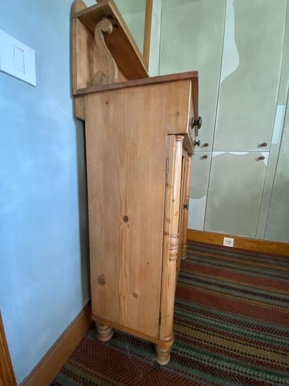 Pitch pine furniture, presents a step, opens...