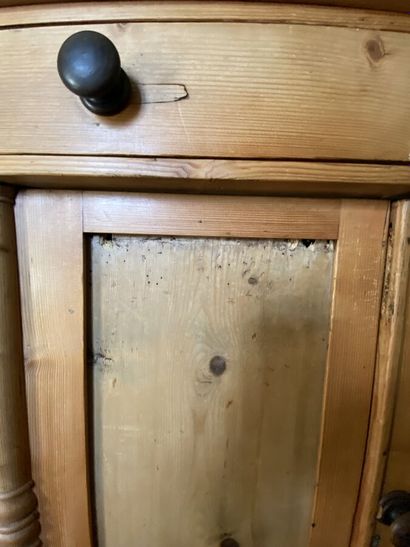 Pitch pine furniture, presents a step, opens...