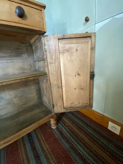 Pitch pine furniture, presents a step, opens...