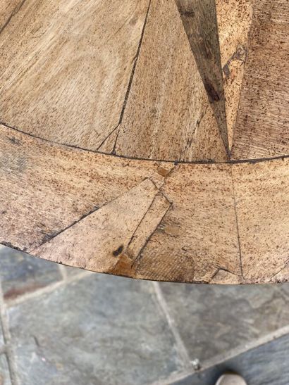 Tripod pedestal table in natural wood. Plateau...