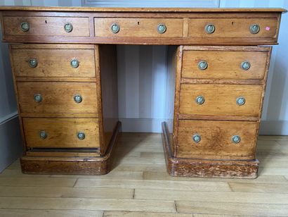 Pitchpin desk with three drawers in the belt...