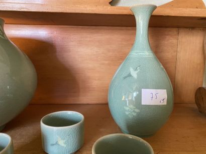 Lot of celadon porcelain cracked with decoration...