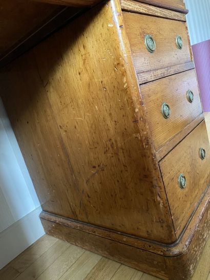 Pitchpin desk with three drawers in the belt...