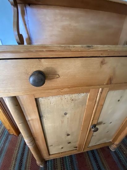 Pitch pine furniture, presents a step, opens...