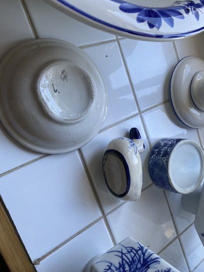 Lot of porcelain or earthenware with decoration...