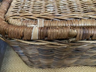 Male in wicker, two handles. 
41 x 66 x 52...