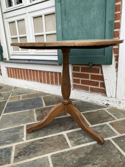 Tripod pedestal table in natural wood. Plateau...