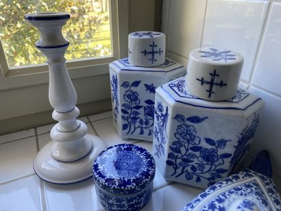 Lot of porcelain or earthenware with decoration...