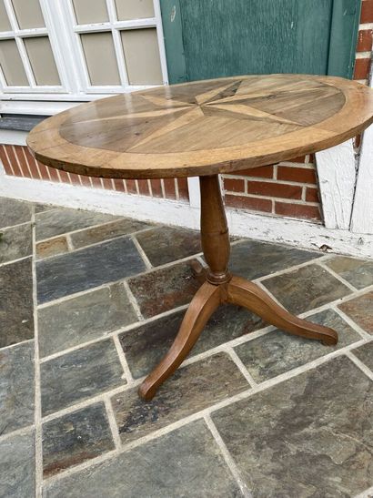 Tripod pedestal table in natural wood. Plateau...