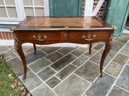 Flat desk in veneer, slightly curved, opens...
