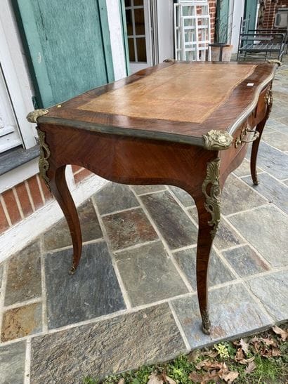 Flat desk in veneer, slightly curved, opens...