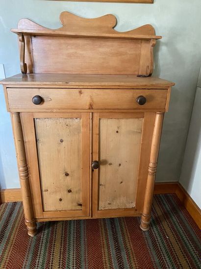 Pitch pine furniture, presents a step, opens...