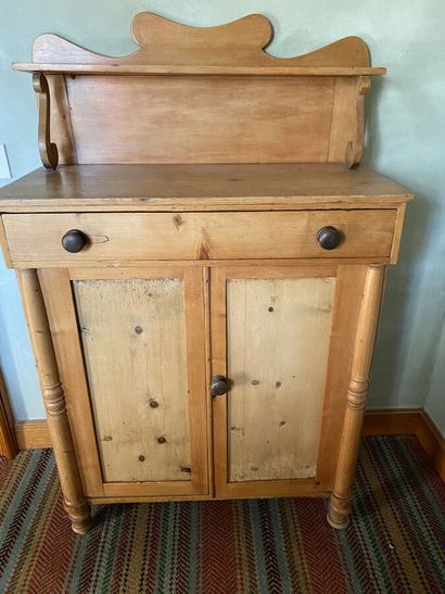 Pitch pine furniture, presents a step, opens...