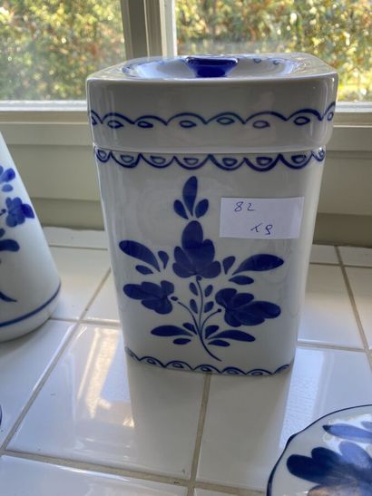 Lot of porcelain with decoration in blue...