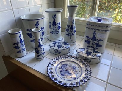 Lot of porcelain with decoration in blue...