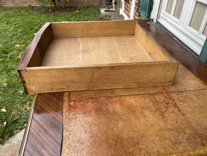 Flat desk in veneer, slightly curved, opens...