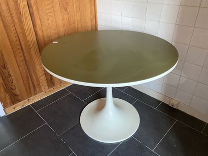 Round table, cream lacquered metal base,...
