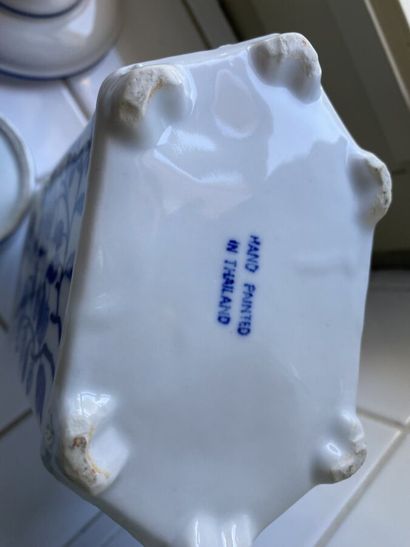 Lot of porcelain or earthenware with decoration...