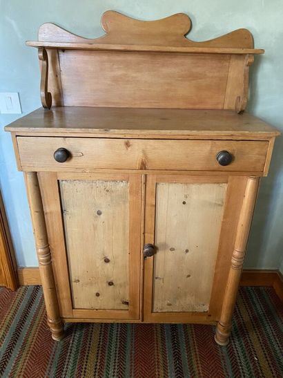 Pitch pine furniture, presents a step, opens...