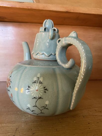 Lot of celadon cracked porcelain including:...