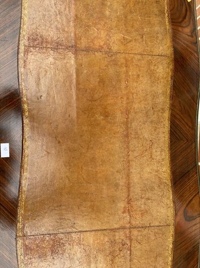 Flat desk in veneer, slightly curved, opens...