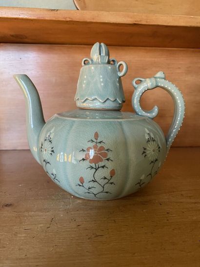 Lot of celadon cracked porcelain including:...