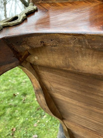 Flat desk in veneer, slightly curved, opens...