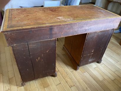 Pitchpin desk with three drawers in the belt...