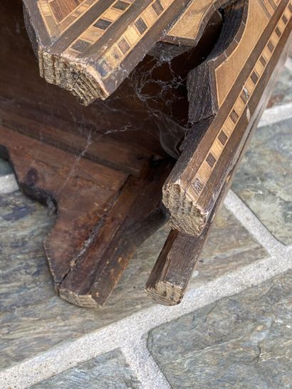 Lot: 
Octagonal bedside table, veneer and...
