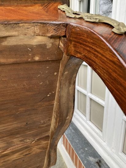 Flat desk in veneer, slightly curved, opens...