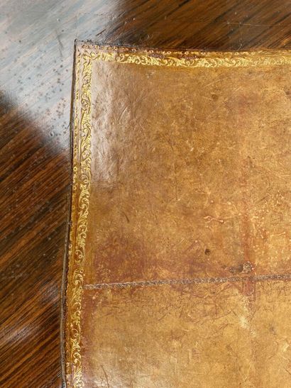 Flat desk in veneer, slightly curved, opens...