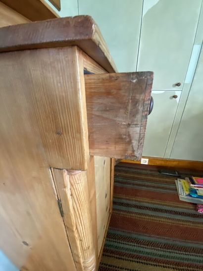 Pitch pine furniture, presents a step, opens...
