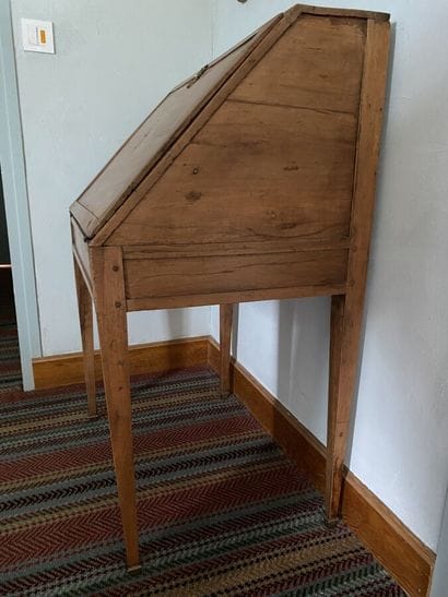 Sloping desk in natural wood, inlaid with...